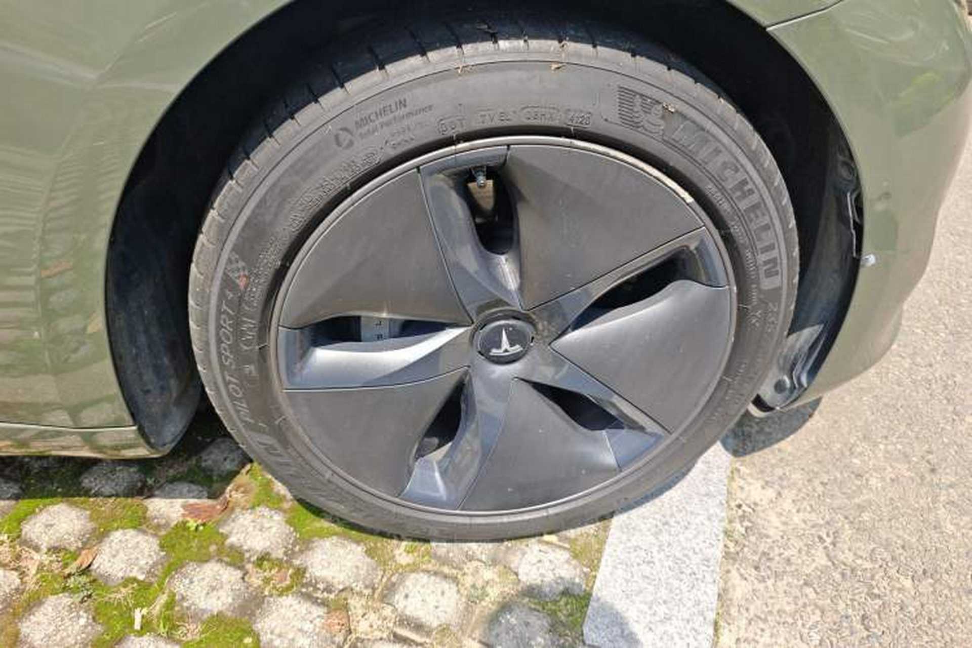 Used Tesla Model 3 2020 Revised Version Standard Range Rear-Wheel Drive – Upgraded Edition Right Front Wheel Hub