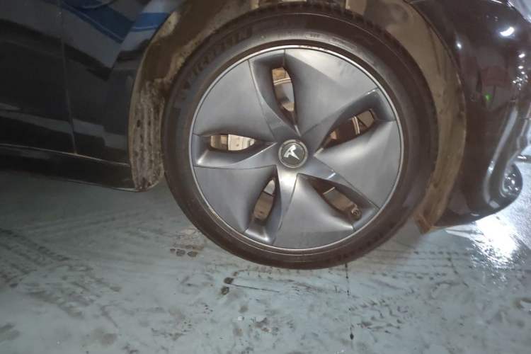 Used Tesla Model 3 2020 Revised Version Standard Range Rear-Wheel Drive – Upgraded Edition Right Front Wheel Hub