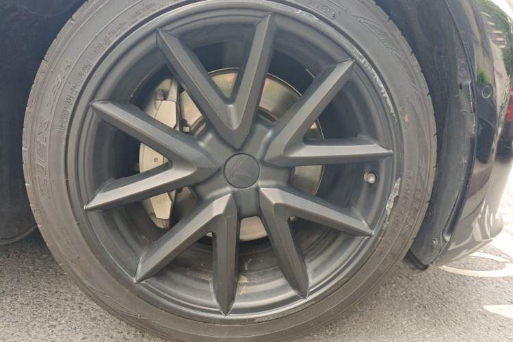 Used Tesla Model 3 2020 Revised Version Standard Range Rear-Wheel Drive – Upgraded Edition Right Front Wheel Hub