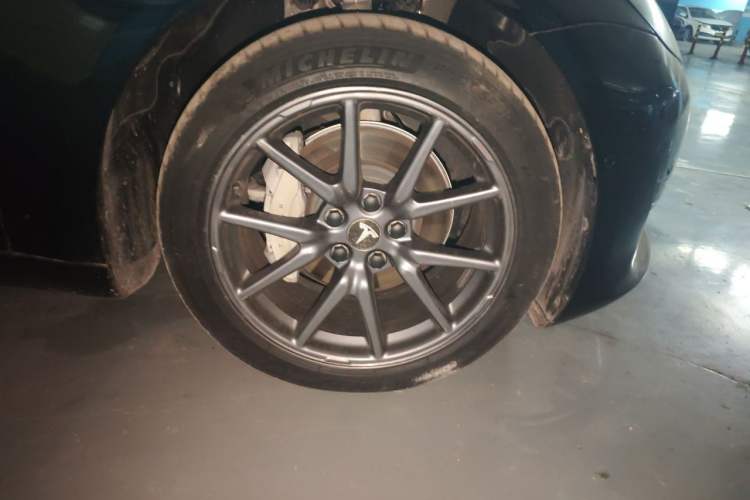 Used Tesla Model 3 2020 Revised Version Standard Range Rear-Wheel Drive – Upgraded Edition Right Front Wheel Hub
