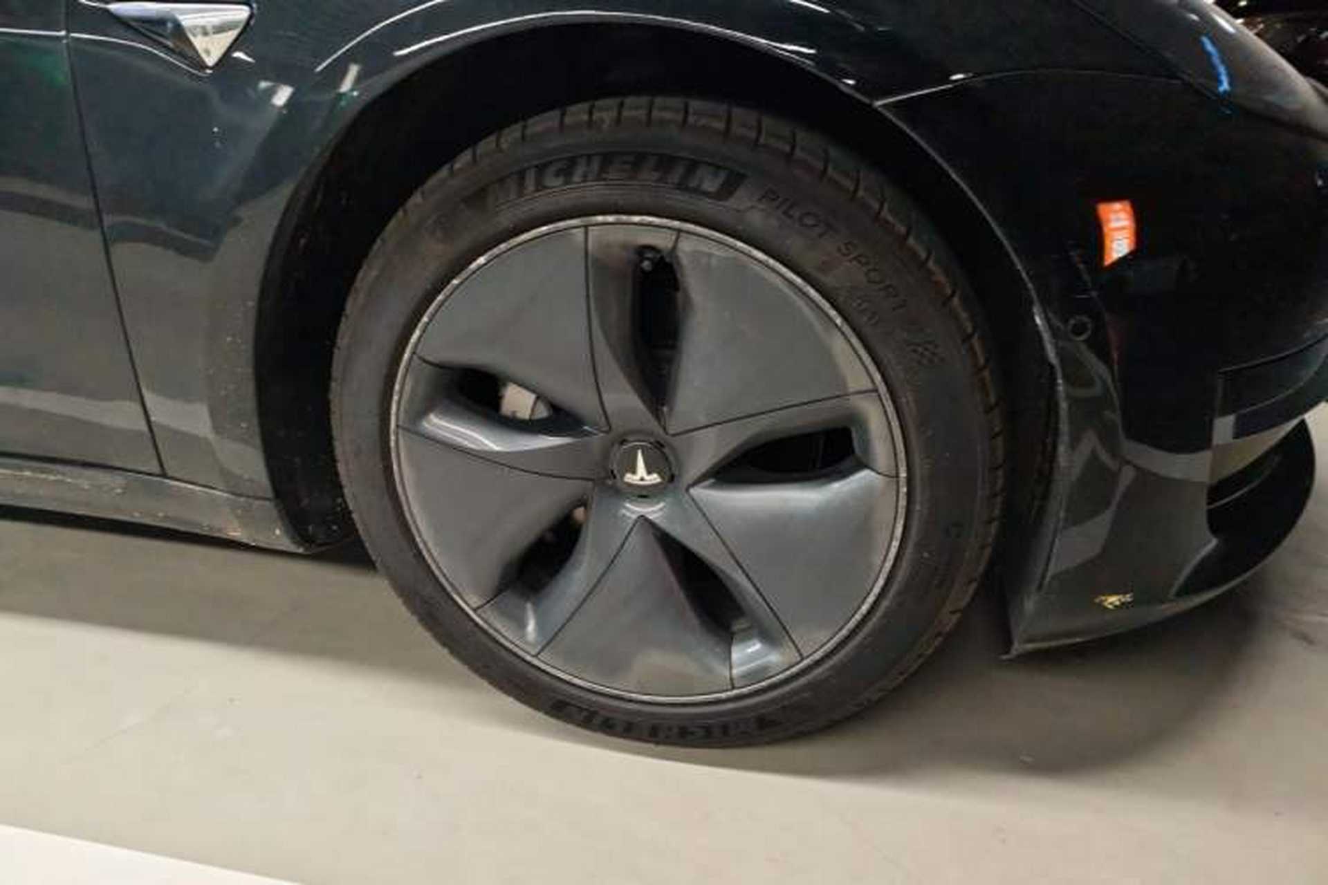 Used Tesla Model 3 2020 Revised Version Standard Range Rear-Wheel Drive – Upgraded Edition Right Front Wheel Hub