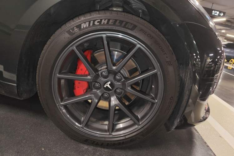 Used Tesla Model 3 2020 Revised Version Standard Range Rear-Wheel Drive – Upgraded Edition Right Front Wheel Hub