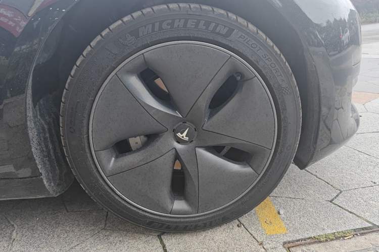 Used Tesla Model 3 2020 Revised Version Standard Range Rear-Wheel Drive – Upgraded Edition Right Front Wheel Hub