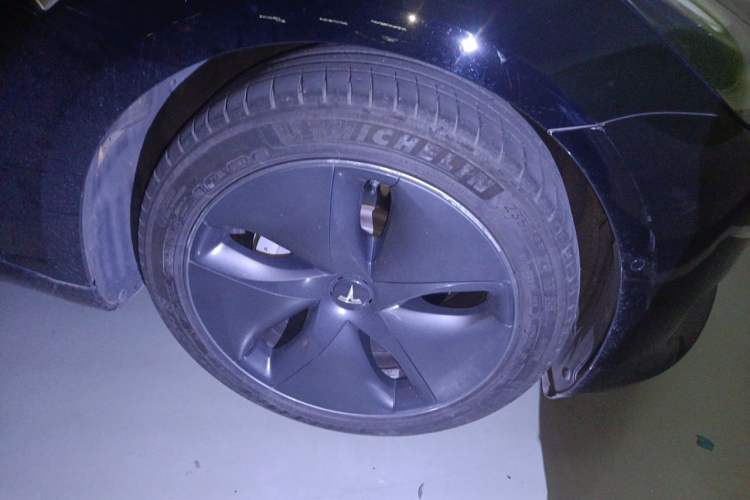 Used Tesla Model 3 2020 Revised Version Standard Range Rear-Wheel Drive – Upgraded Edition Right Front Wheel Hub