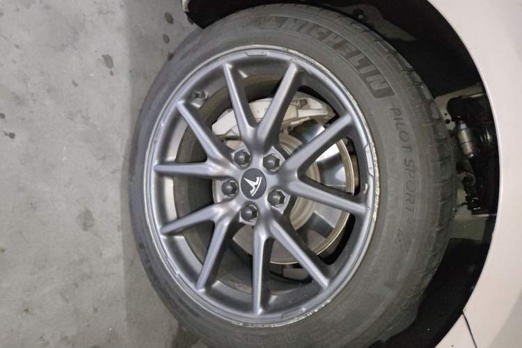 Used Tesla Model 3 2020 Revised Version Standard Range Rear-Wheel Drive – Upgraded Edition Right Front Wheel Hub