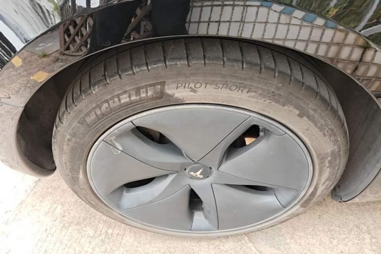 Used Tesla Model 3 2020 Revised Version Standard Range Rear-Wheel Drive – Upgraded Edition Right Rear Wheel Hub