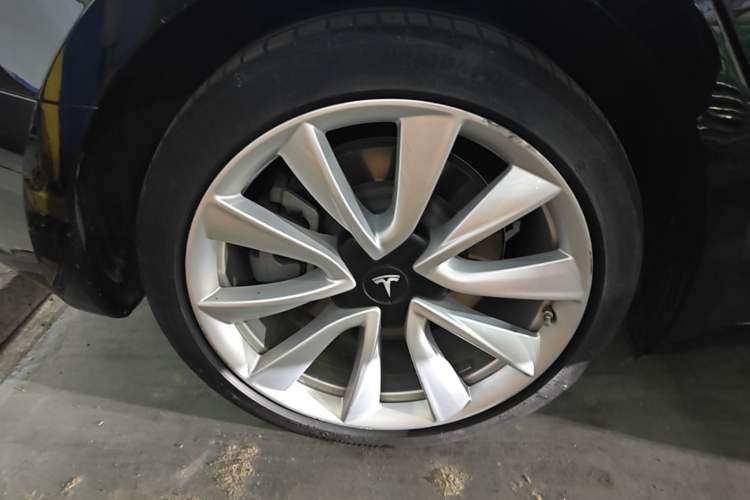 Used Tesla Model 3 2020 Revised Version Standard Range Rear-Wheel Drive – Upgraded Edition Right Rear Wheel Hub