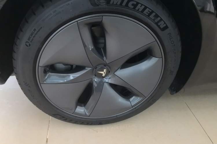 Used Tesla Model 3 2020 Revised Version Standard Range Rear-Wheel Drive – Upgraded Edition Right Rear Wheel Hub