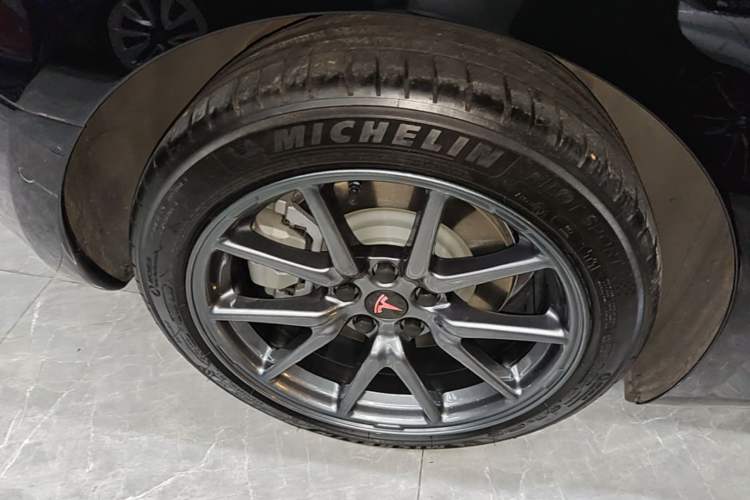 Used Tesla Model 3 2020 Revised Version Standard Range Rear-Wheel Drive – Upgraded Edition Right Rear Wheel Hub