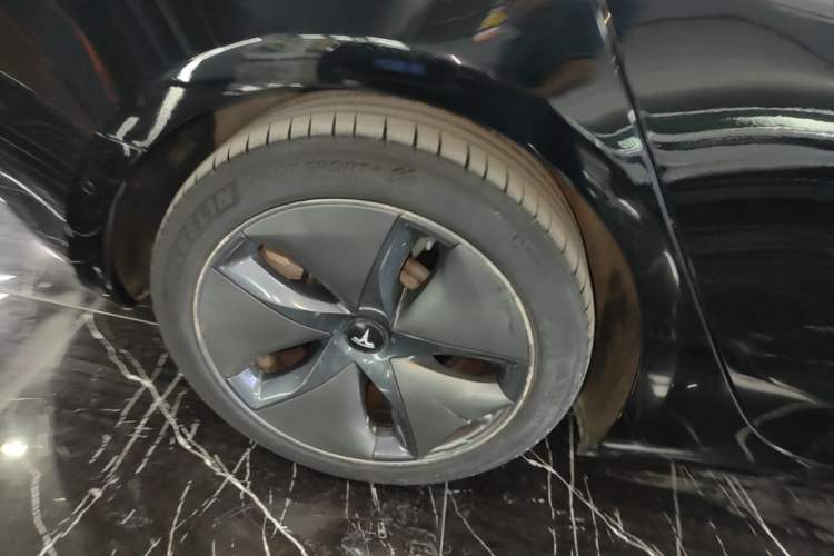 Used Tesla Model 3 2020 Revised Version Standard Range Rear-Wheel Drive – Upgraded Edition Right Rear Wheel Hub