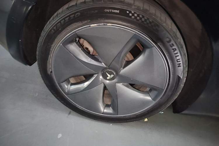 Used Tesla Model 3 2020 Revised Version Standard Range Rear-Wheel Drive – Upgraded Edition Right Rear Wheel Hub