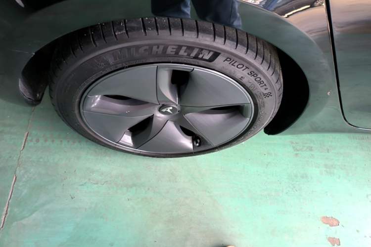 Used Tesla Model 3 2020 Revised Version Standard Range Rear-Wheel Drive – Upgraded Edition Right Rear Wheel Hub