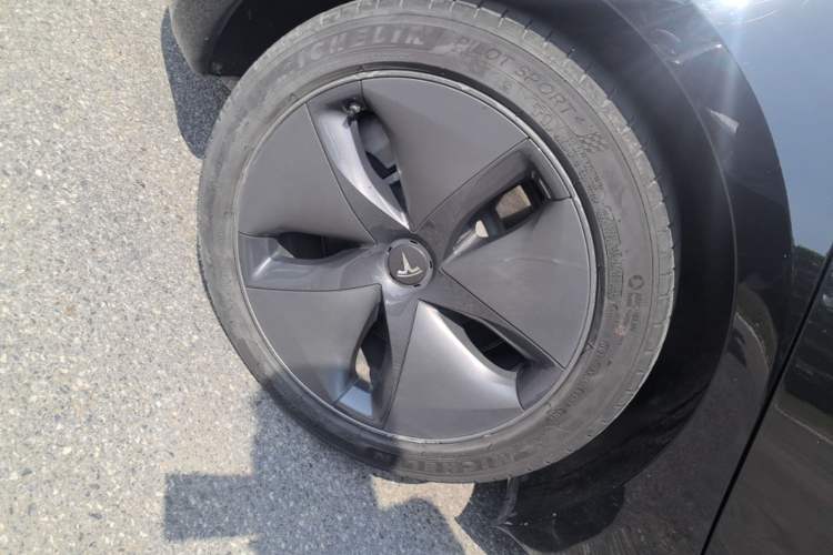 Used Tesla Model 3 2020 Revised Version Standard Range Rear-Wheel Drive – Upgraded Edition Right Rear Wheel Hub