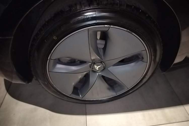Used Tesla Model 3 2020 Revised Version Standard Range Rear-Wheel Drive – Upgraded Edition Right Rear Wheel Hub