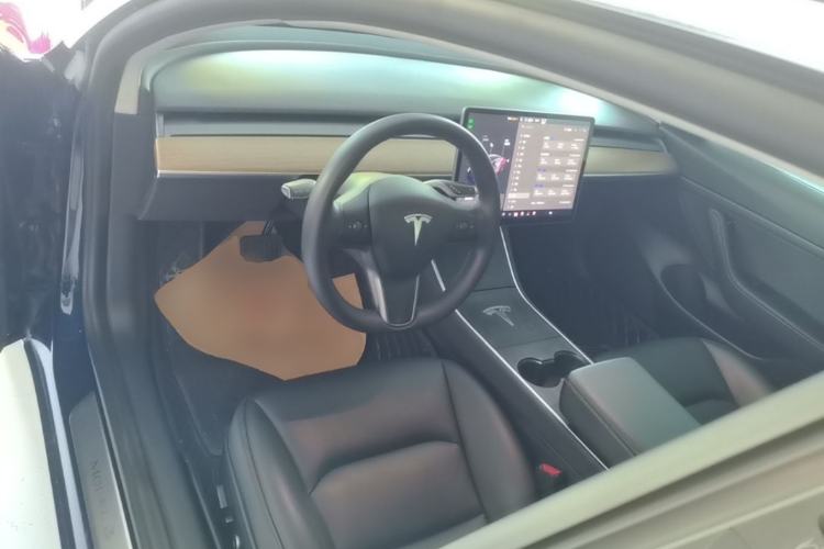 Used Tesla Model 3 2020 Revised Version Standard Range Rear-Wheel Drive – Upgraded Edition Center Console