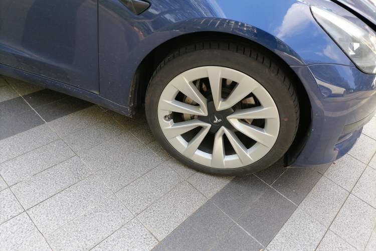 Used Tesla Model 3 2020 Revised Version Standard Range Rear-Wheel Drive – Upgraded Edition Right Front Wheel Hub