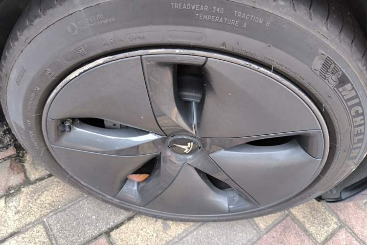Used Tesla Model 3 2020 Revised Version Standard Range Rear-Wheel Drive – Upgraded Edition Right Front Wheel Hub