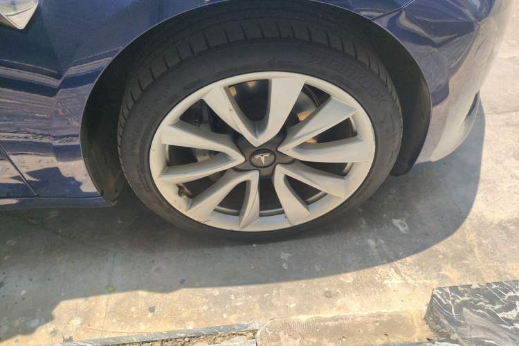 Used Tesla Model 3 2020 Revised Version Standard Range Rear-Wheel Drive – Upgraded Edition Right Front Wheel Hub