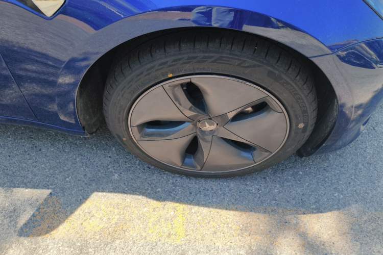 Used Tesla Model 3 2020 Revised Version Standard Range Rear-Wheel Drive – Upgraded Edition Right Front Wheel Hub