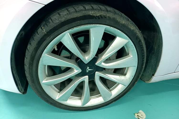 Used Tesla Model 3 2020 Revised Version Standard Range Rear-Wheel Drive – Upgraded Edition Left Front Wheel Hub