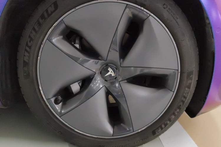 Used Tesla Model 3 2020 Revised Version Standard Range Rear-Wheel Drive – Upgraded Edition Right Front Wheel Hub
