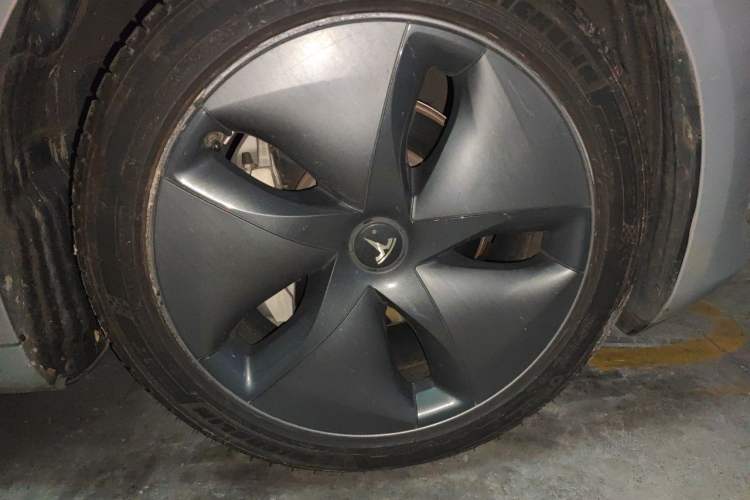 Used Tesla Model 3 2020 Revised Version Standard Range Rear-Wheel Drive – Upgraded Edition Right Front Wheel Hub