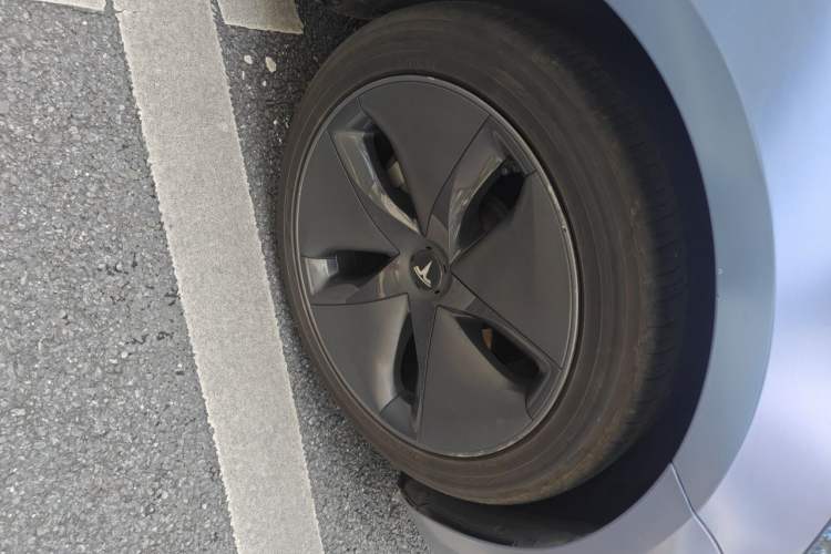 Used Tesla Model 3 2020 Revised Version Standard Range Rear-Wheel Drive – Upgraded Edition Right Front Wheel Hub