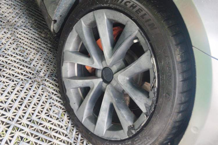 Used Tesla Model 3 2020 Revised Version Standard Range Rear-Wheel Drive – Upgraded Edition Right Front Wheel Hub