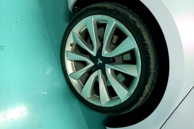 Used Tesla Model 3 2020 Revised Version Standard Range Rear-Wheel Drive – Upgraded Edition Right Rear Wheel Hub