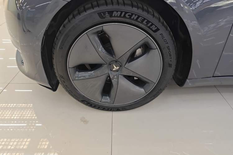 Used Tesla Model 3 2020 Revised Version Standard Range Rear-Wheel Drive – Upgraded Edition Left Front Wheel Hub