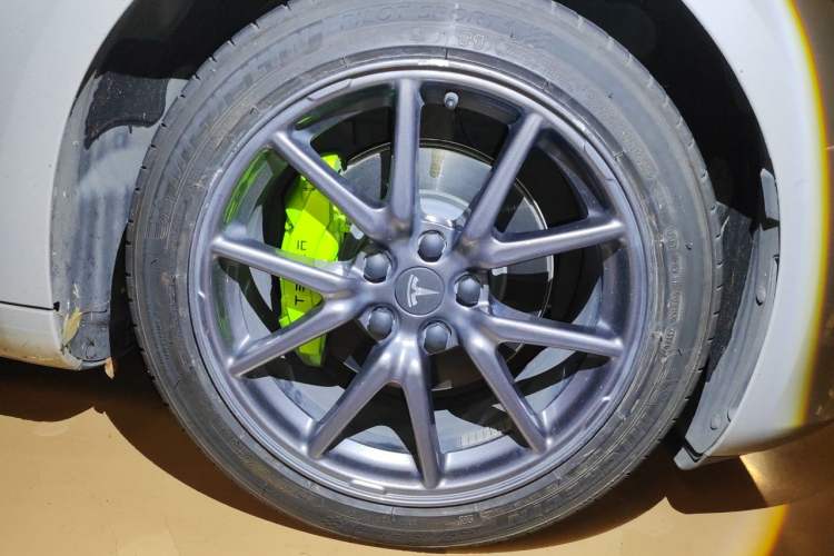 Used Tesla Model 3 2020 Revised Version Standard Range Rear-Wheel Drive – Upgraded Edition Right Front Wheel Hub