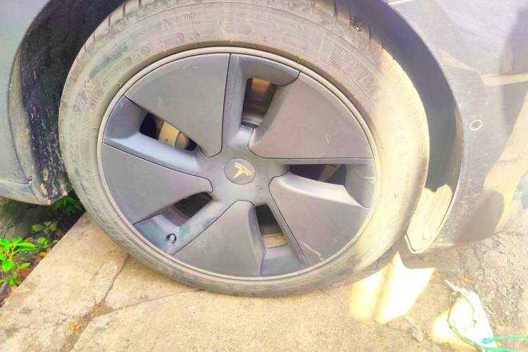 Used Tesla Model 3 2020 Revised Version Standard Range Rear-Wheel Drive – Upgraded Edition Right Front Wheel Hub