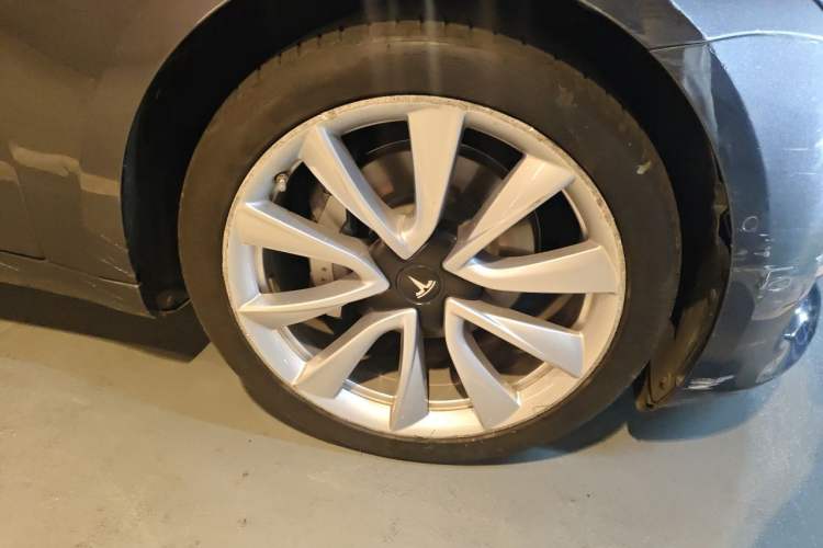 Used Tesla Model 3 2020 Revised Version Standard Range Rear-Wheel Drive – Upgraded Edition Right Front Wheel Hub