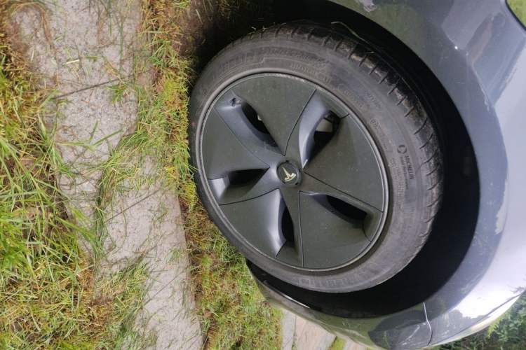 Used Tesla Model 3 2020 Standard Range Rear-Wheel Drive Upgraded Version Right Front Wheel Hub
