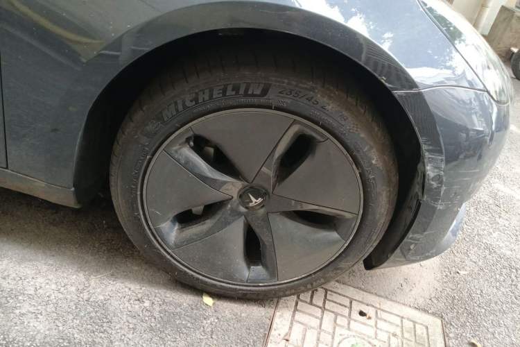 Used Tesla Model 3 2020 Revised Version Standard Range Rear-Wheel Drive – Upgraded Edition Right Front Wheel Hub