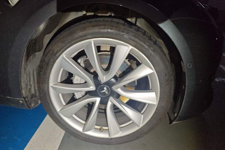 Used Tesla Model 3 2020 Revised Version Standard Range Rear-Wheel Drive – Upgraded Edition Right Front Wheel Hub