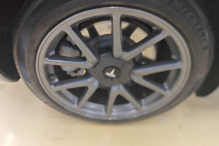 Used Tesla Model 3 2020 Revised Version Standard Range Rear-Wheel Drive – Upgraded Edition Right Rear Wheel Hub