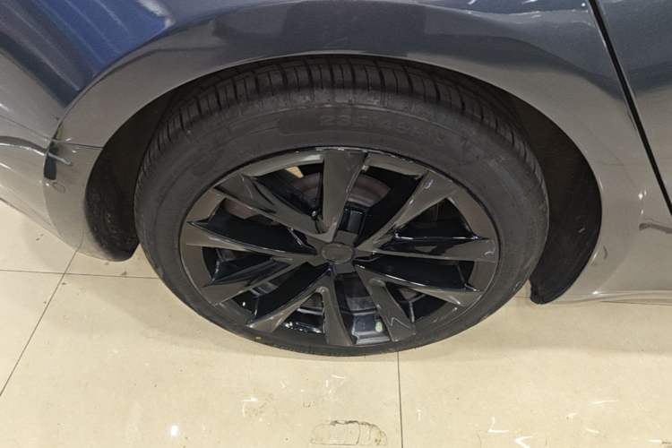 Used Tesla Model 3 2020 Revised Version Standard Range Rear-Wheel Drive – Upgraded Edition Right Rear Wheel Hub
