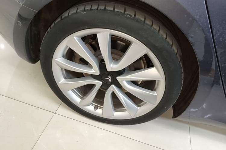 Used Tesla Model 3 2020 Revised Version Standard Range Rear-Wheel Drive – Upgraded Edition Right Rear Wheel Hub
