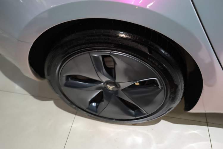 Used Tesla Model 3 2020 Revised Version Standard Range Rear-Wheel Drive – Upgraded Edition Right Rear Wheel Hub
