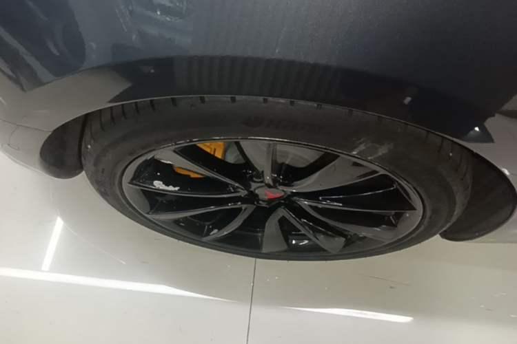 Used Tesla Model 3 2020 Revised Version Standard Range Rear-Wheel Drive – Upgraded Edition Right Rear Wheel Hub