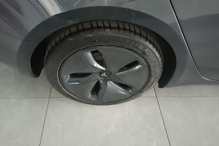 Used Tesla Model 3 2020 Revised Version Standard Range Rear-Wheel Drive – Upgraded Edition Right Rear Wheel Hub