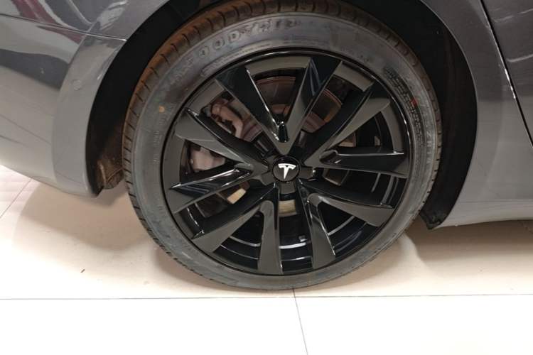 Used Tesla Model 3 2020 Revised Version Standard Range Rear-Wheel Drive – Upgraded Edition Right Rear Wheel Hub