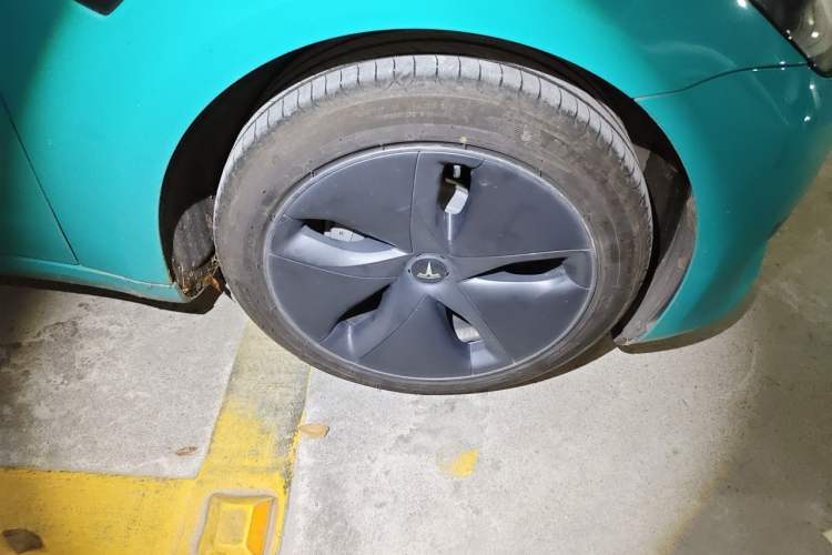 Used Tesla Model 3 2020 Revised Version Standard Range Rear-Wheel Drive – Upgraded Edition Right Front Wheel Hub