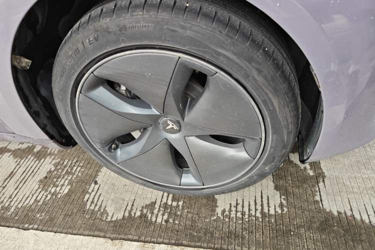 Used Tesla Model 3 2020 Revised Version Standard Range Rear-Wheel Drive – Upgraded Edition Right Front Wheel Hub