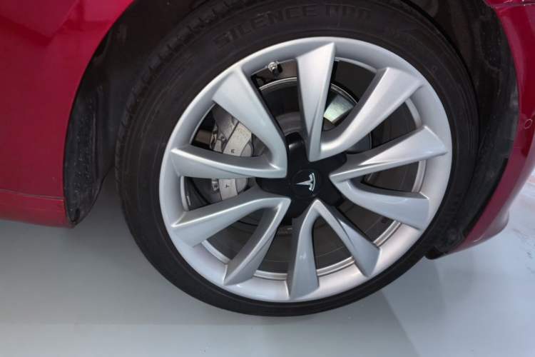 Used Tesla Model 3 2020 Revised Version Standard Range Rear-Wheel Drive – Upgraded Edition Right Front Wheel Hub