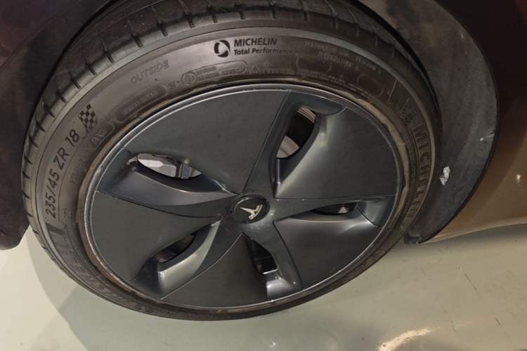 Used Tesla Model 3 2020 Revised Version Standard Range Rear-Wheel Drive – Upgraded Edition Right Rear Wheel Hub