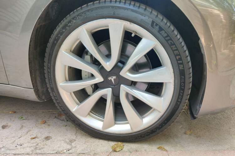 Used Tesla Model 3 2020 Long-Range Rear-Wheel-Drive Version Right Front Wheel Hub