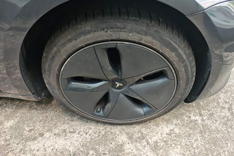 Used Tesla Model 3 2020 Revised Version Standard Range Rear-Wheel Drive – Upgraded Edition Right Front Wheel Hub