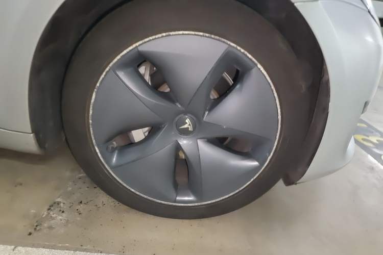 Used Tesla Model 3 2020 Revised Version Standard Range Rear-Wheel Drive – Upgraded Edition Right Front Wheel Hub